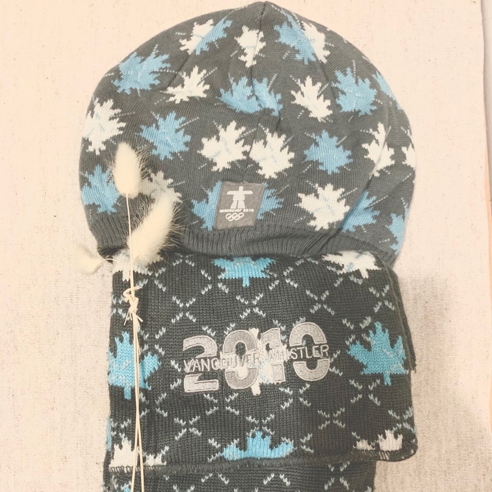 Official Vancouver 2010 Olympic hat and scarf set